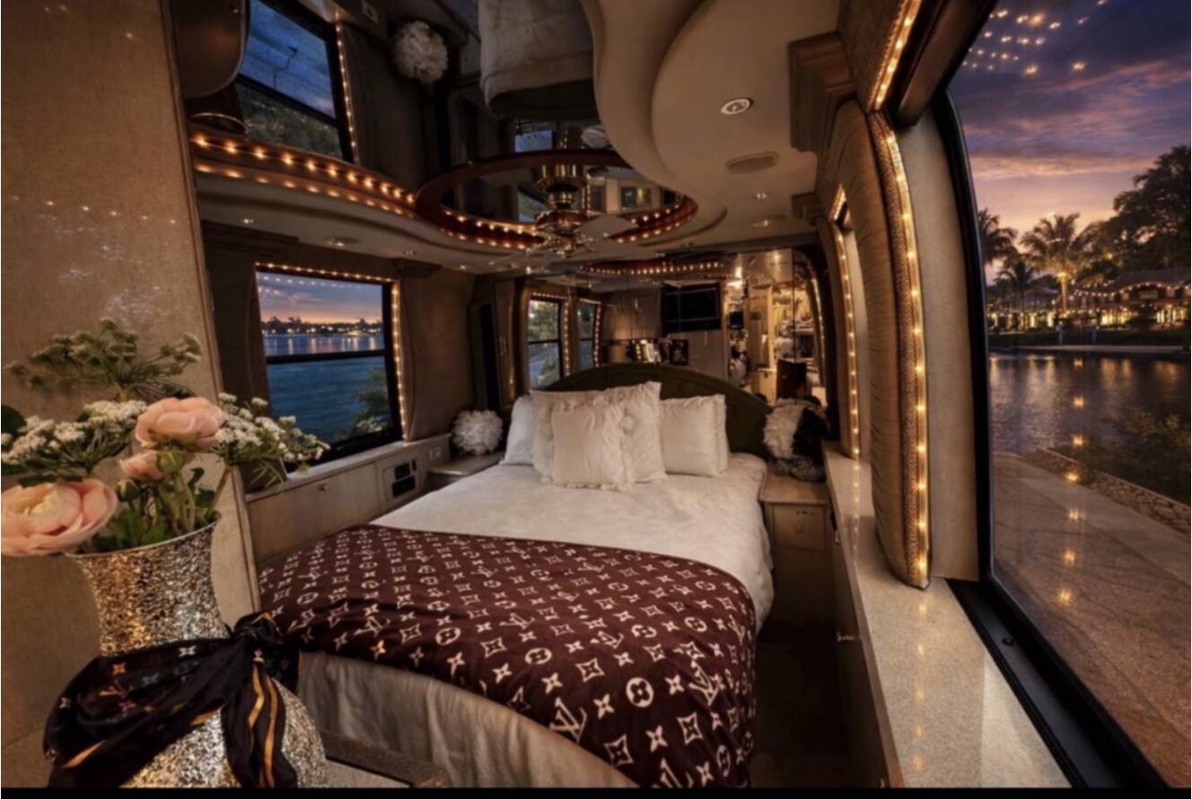 A photo of this 2000 Prevost LIBERTY CLASSIC 45XL