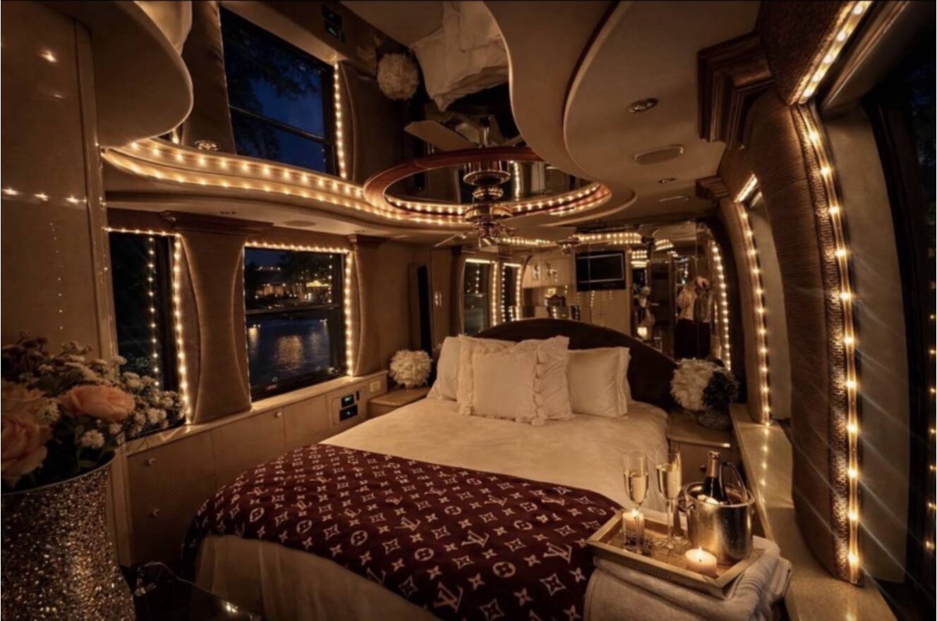 A photo of this 2000 Prevost LIBERTY CLASSIC 45XL