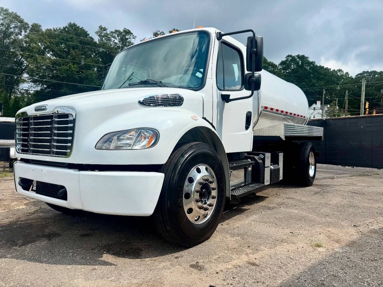 2024 FREIGHTLINER BUSINESS CLASS M2 106 in Hickory, NC