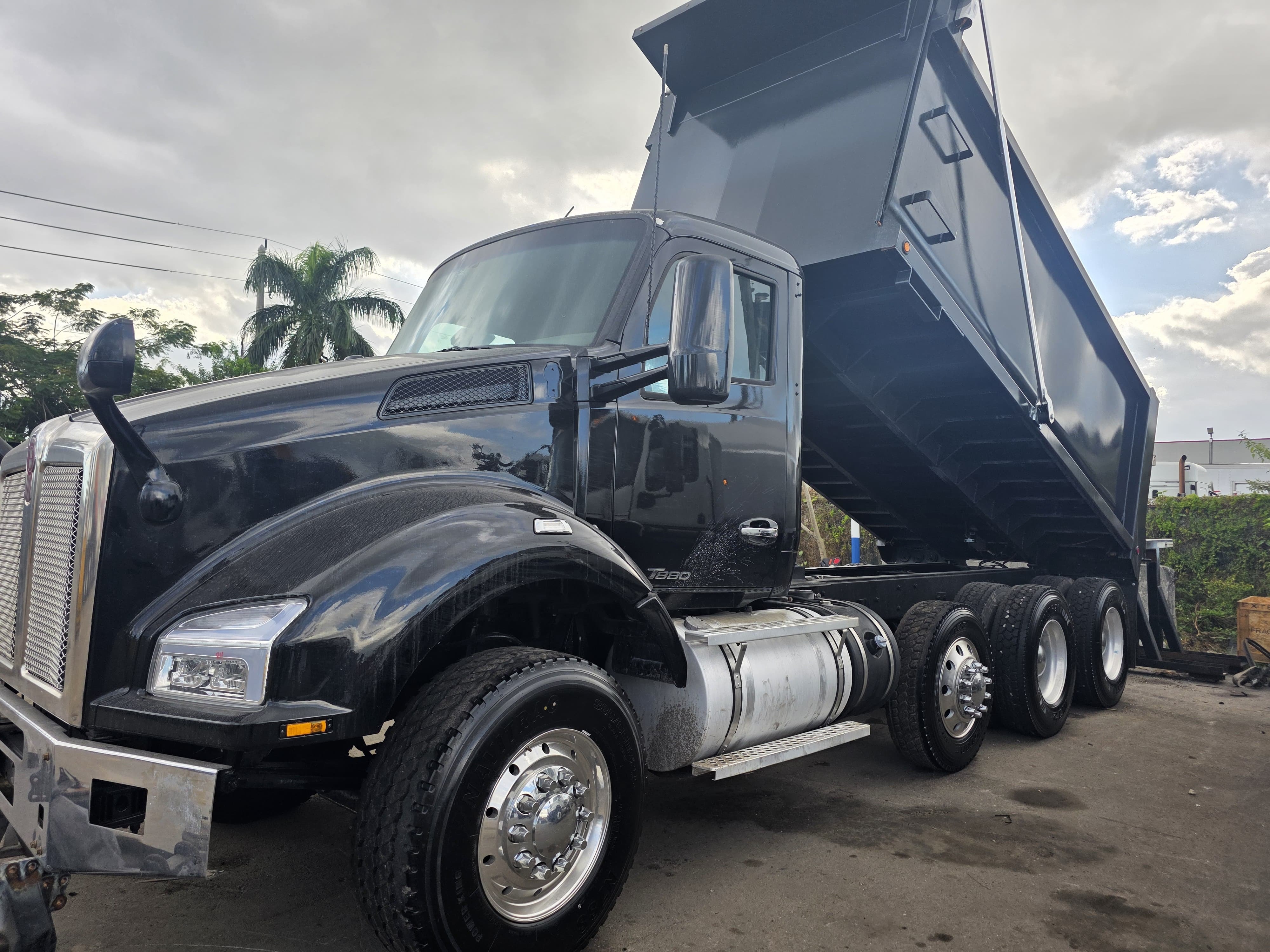 2015 KENWORTH T880 in Miami, FL