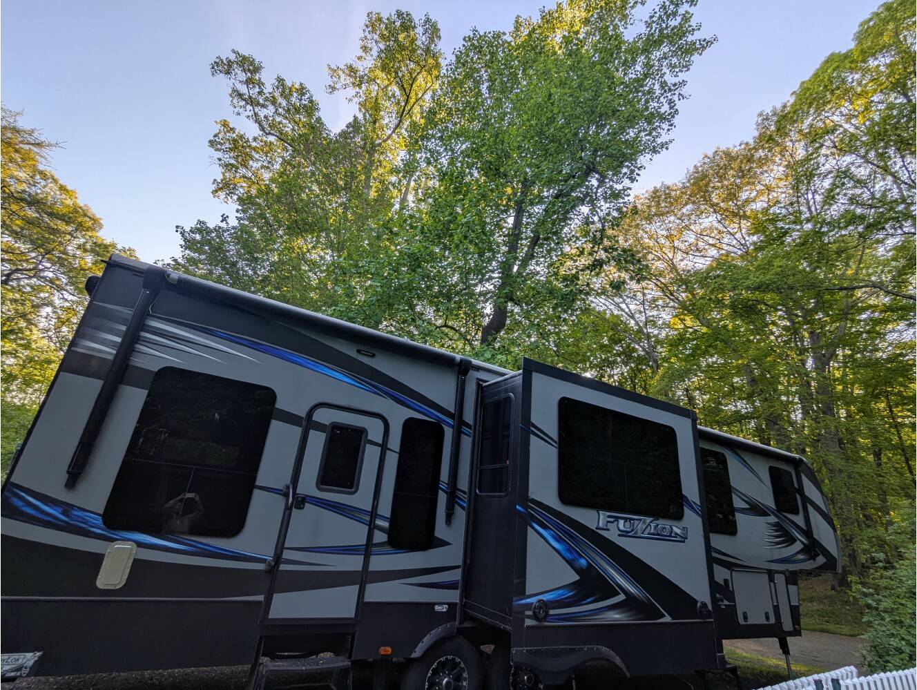A photo of this 2015 Keystone FUZION 371