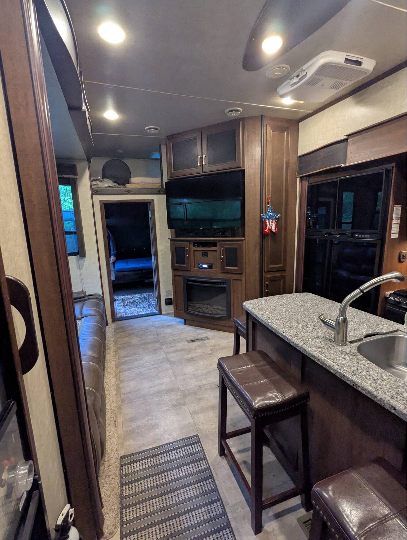 A photo of this 2015 Keystone FUZION 371