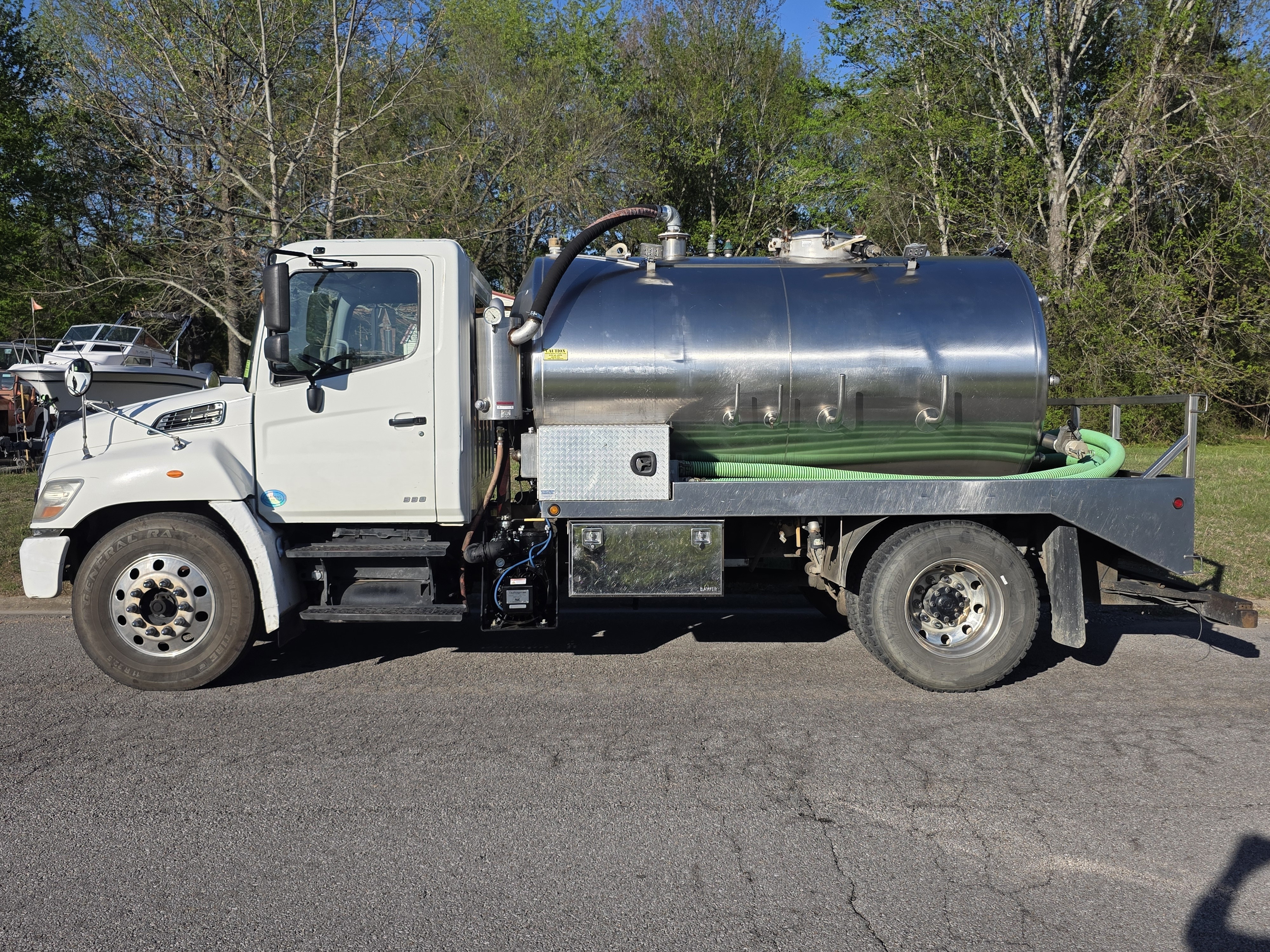 2011 HINO 338 in Woodlawn, TN