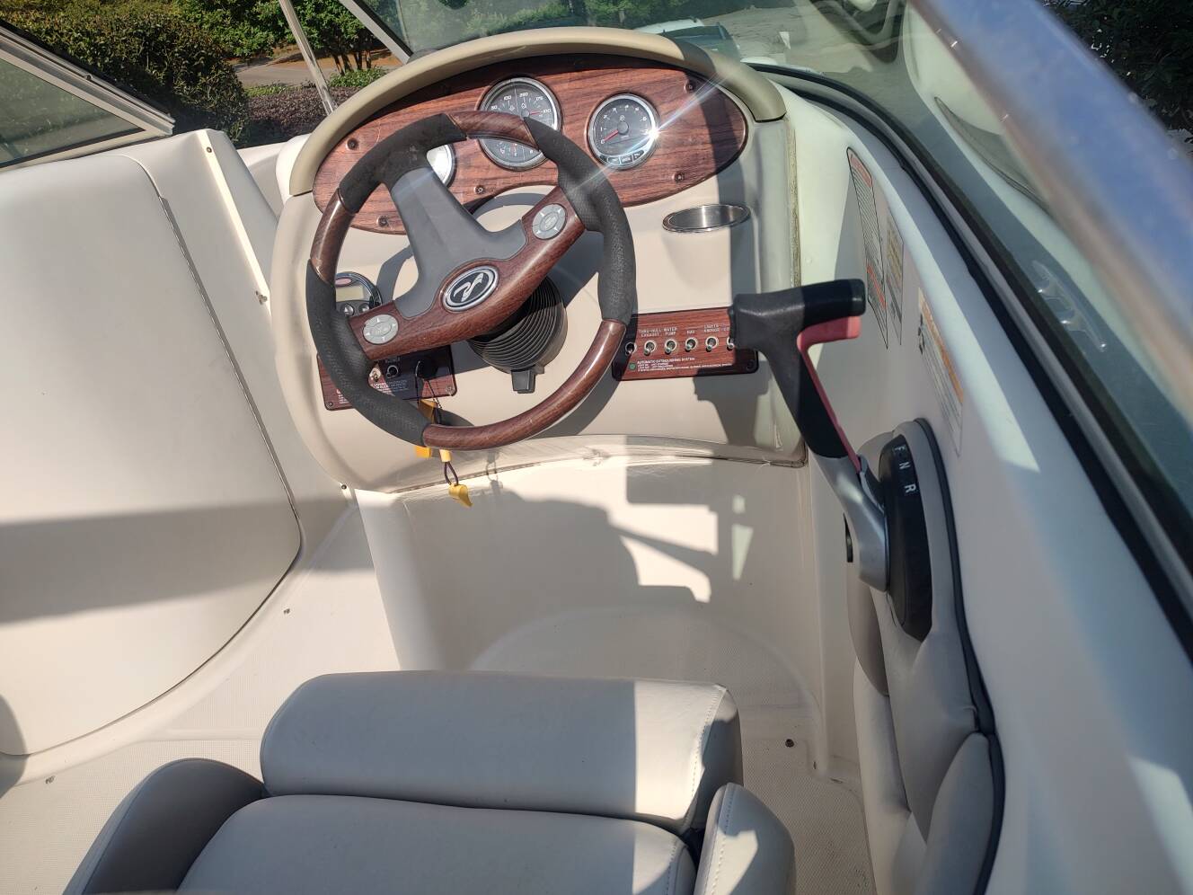A photo of this 2007 Sea Ray 220 Sundeck