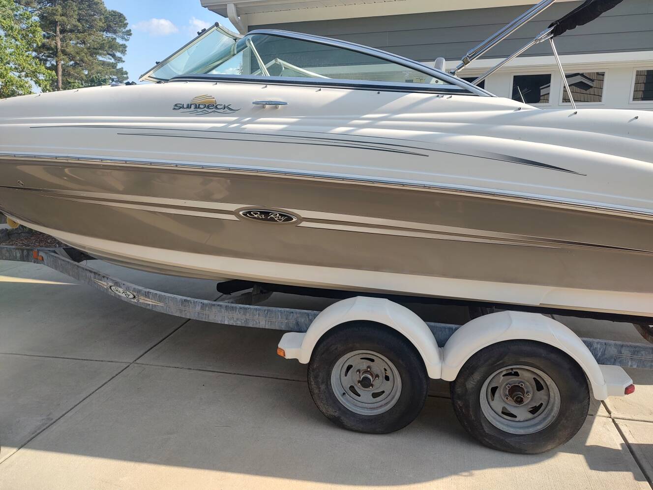 A photo of this 2007 Sea Ray 220 Sundeck