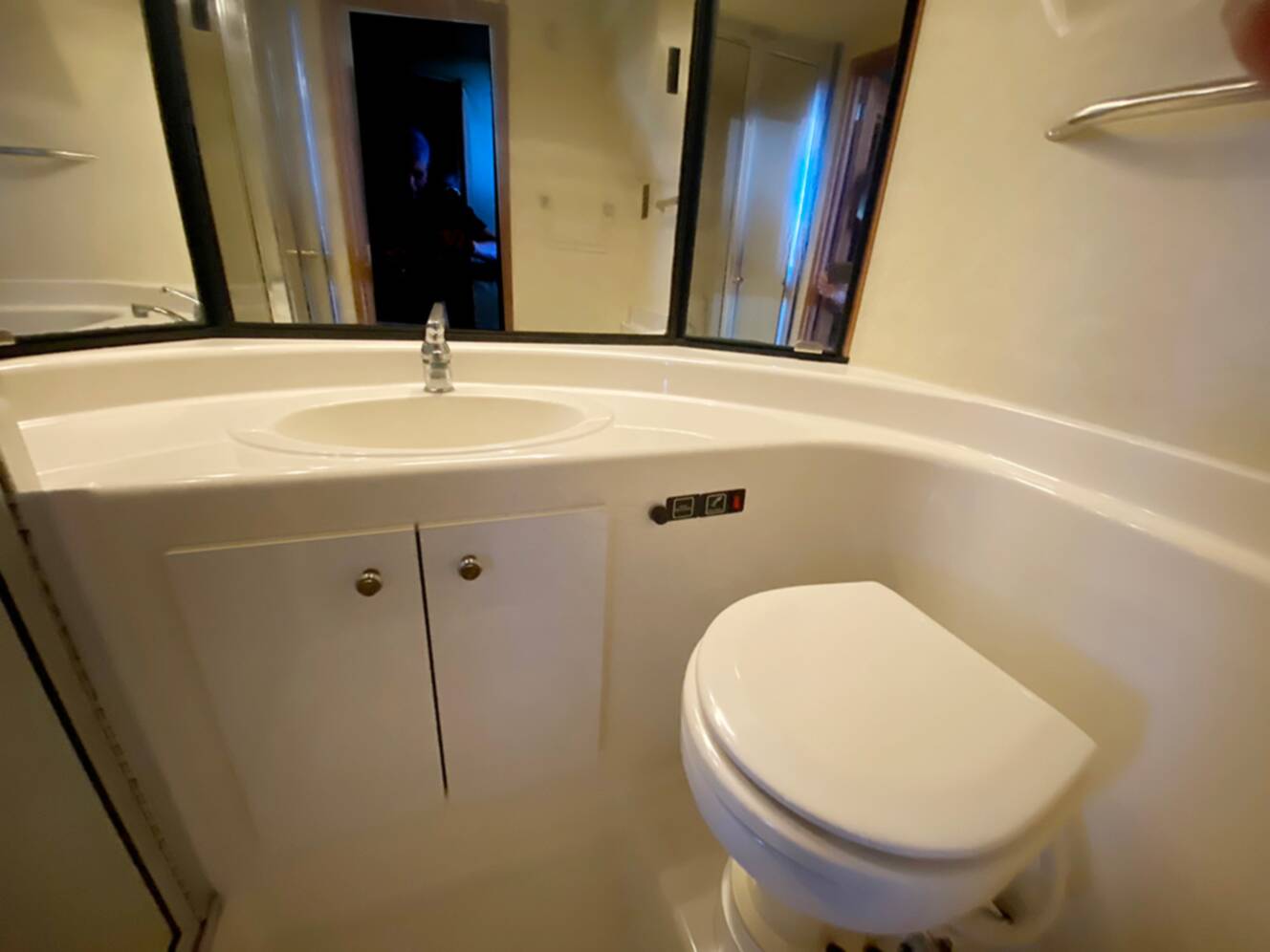 A photo of this 1995 Bayliner 4788 PILOTHOUSE MOTORYACHT