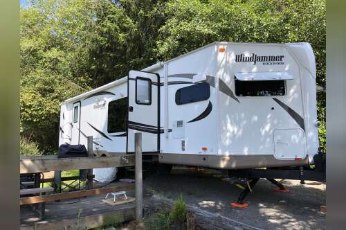 2016 Forest River ROCKWOOD ULTRA WINDJAMMER 2715VS in kelseyville CA