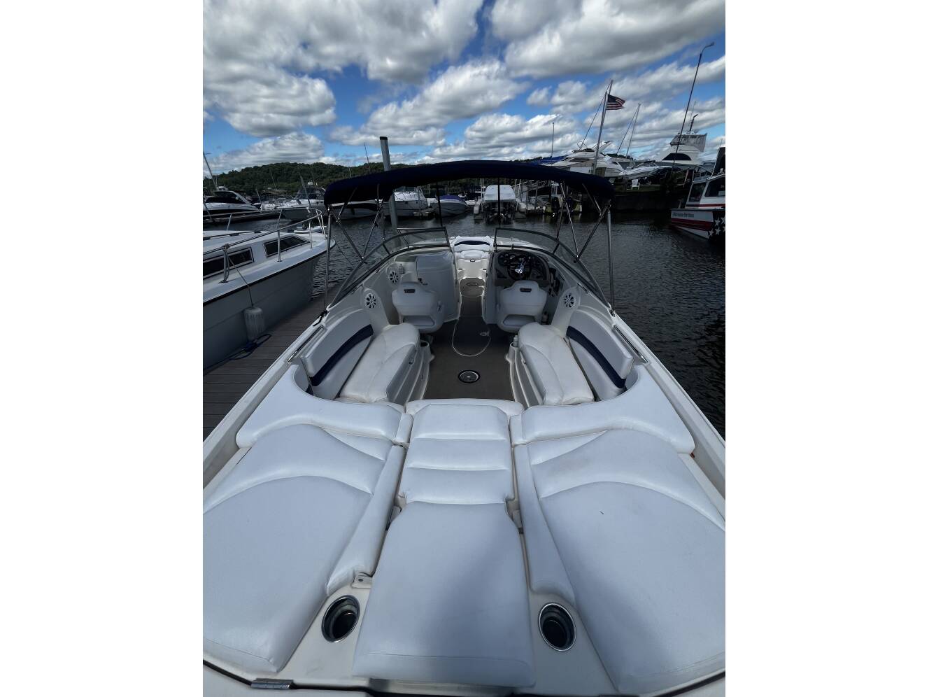 A photo of this 2011 Larson Lxi 288 Br