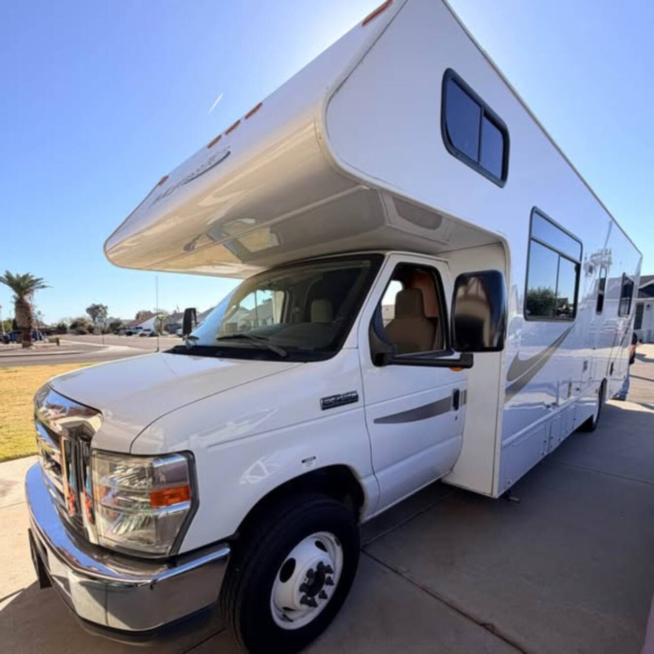 A photo of this 2014 Thor Motor Coach FOUR WINDS MAJESTIC 28A