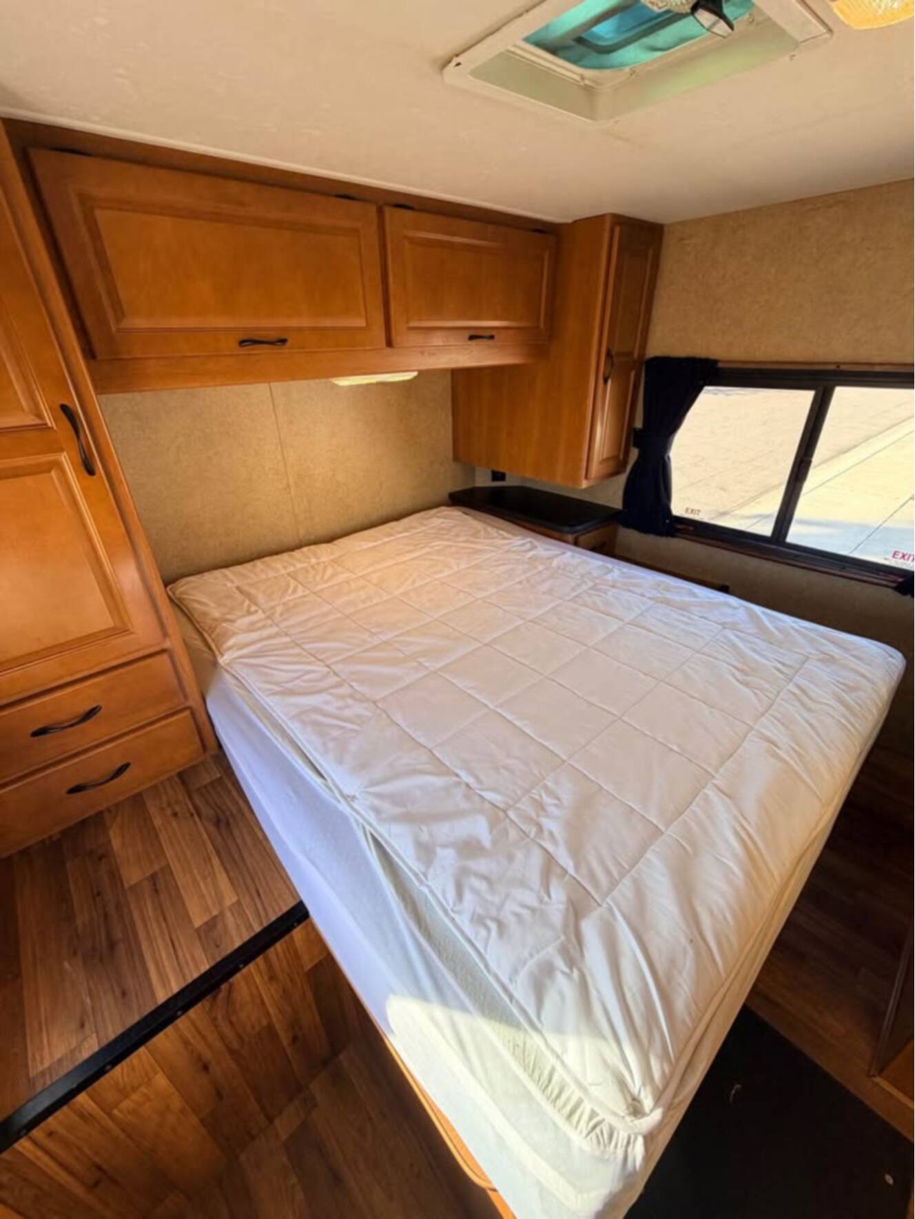 A photo of this 2014 Thor Motor Coach FOUR WINDS MAJESTIC 28A