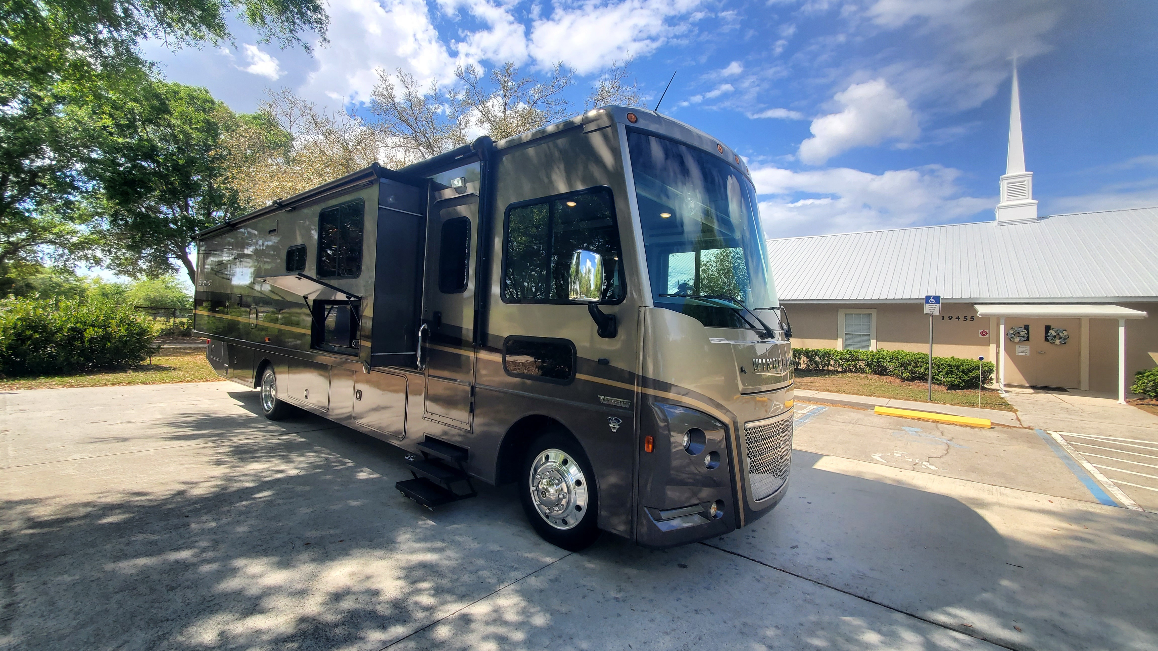 2022 Winnebago ADVENTURER 36Z RV