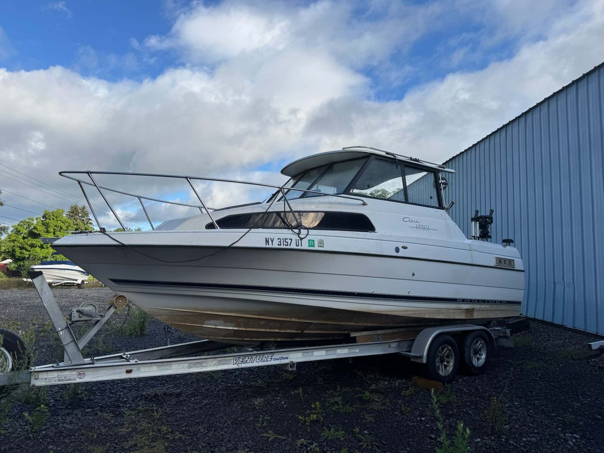 1999 Bayliner Cruiser 2252 in sodus point NY
