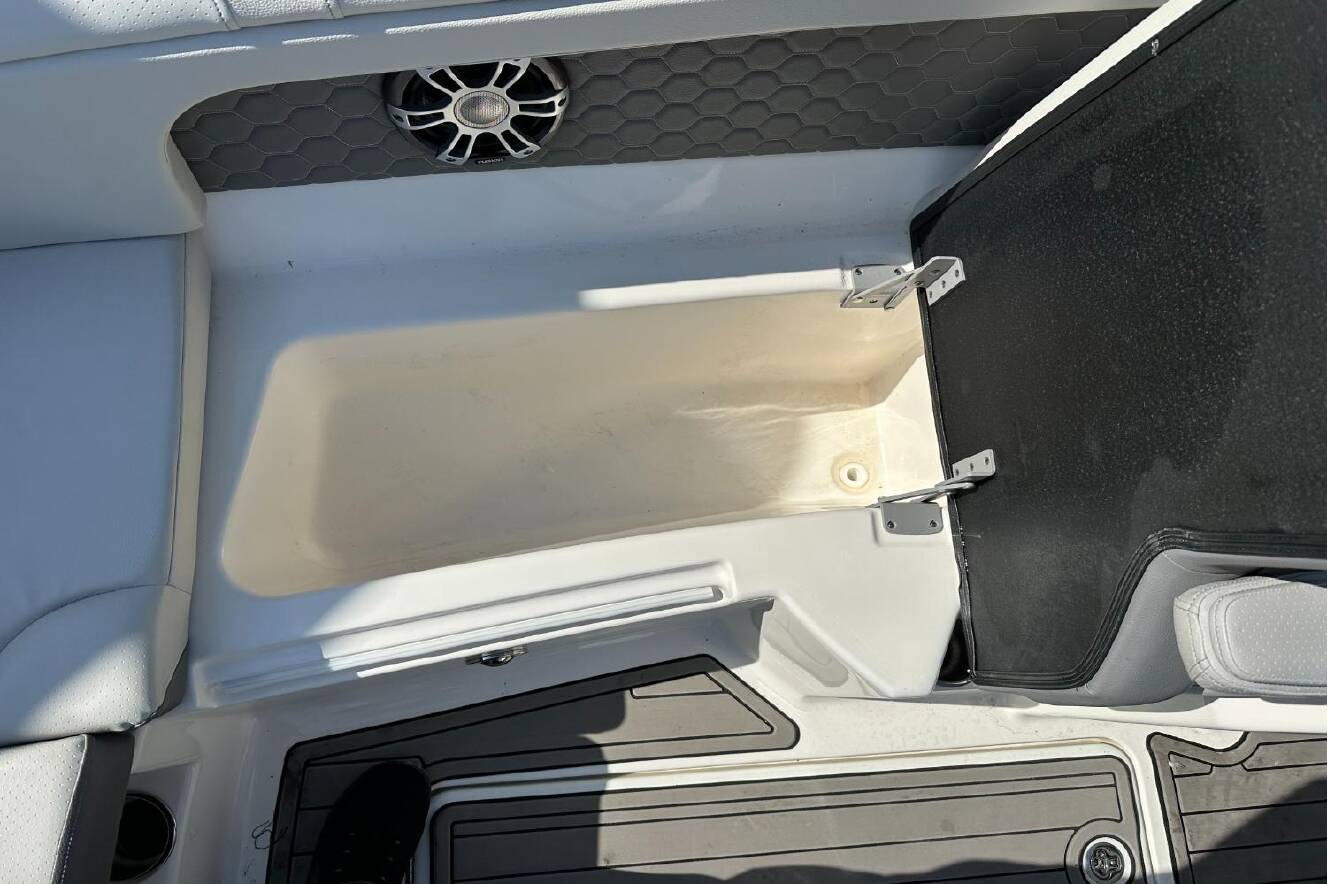A photo of this 2023 Sea Ray SDX 290 Outboard