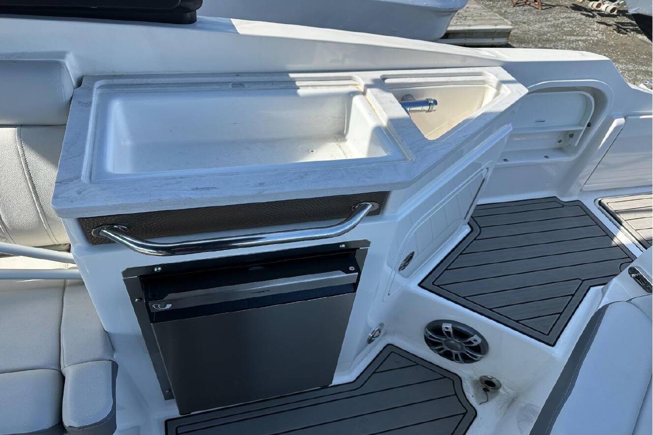 A photo of this 2023 Sea Ray SDX 290 Outboard