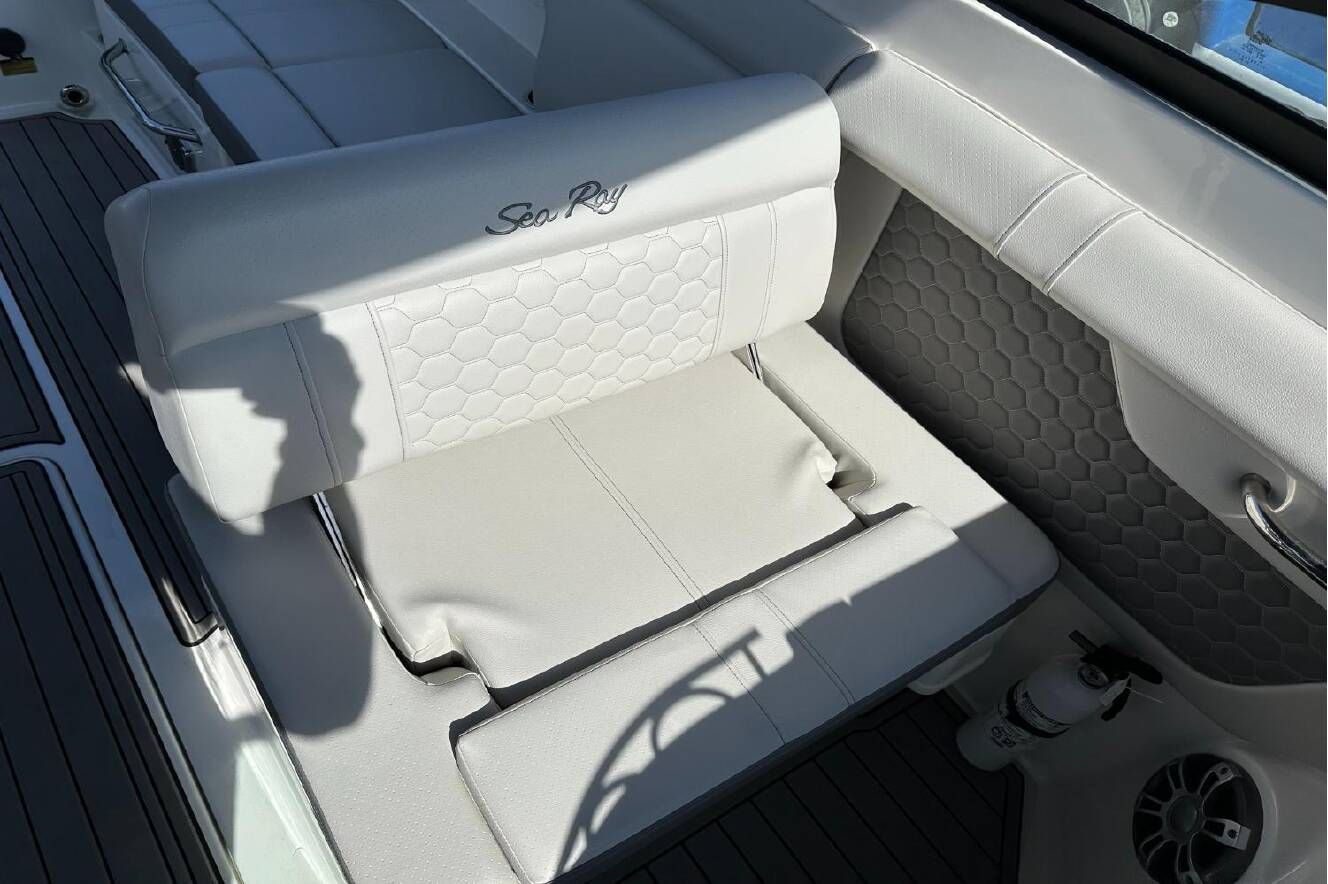 A photo of this 2023 Sea Ray SDX 290 Outboard