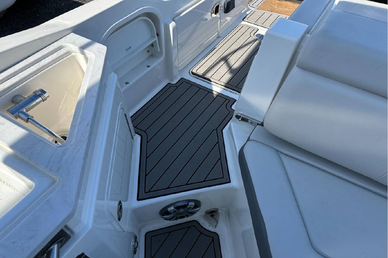 A photo of this 2023 Sea Ray SDX 290 Outboard
