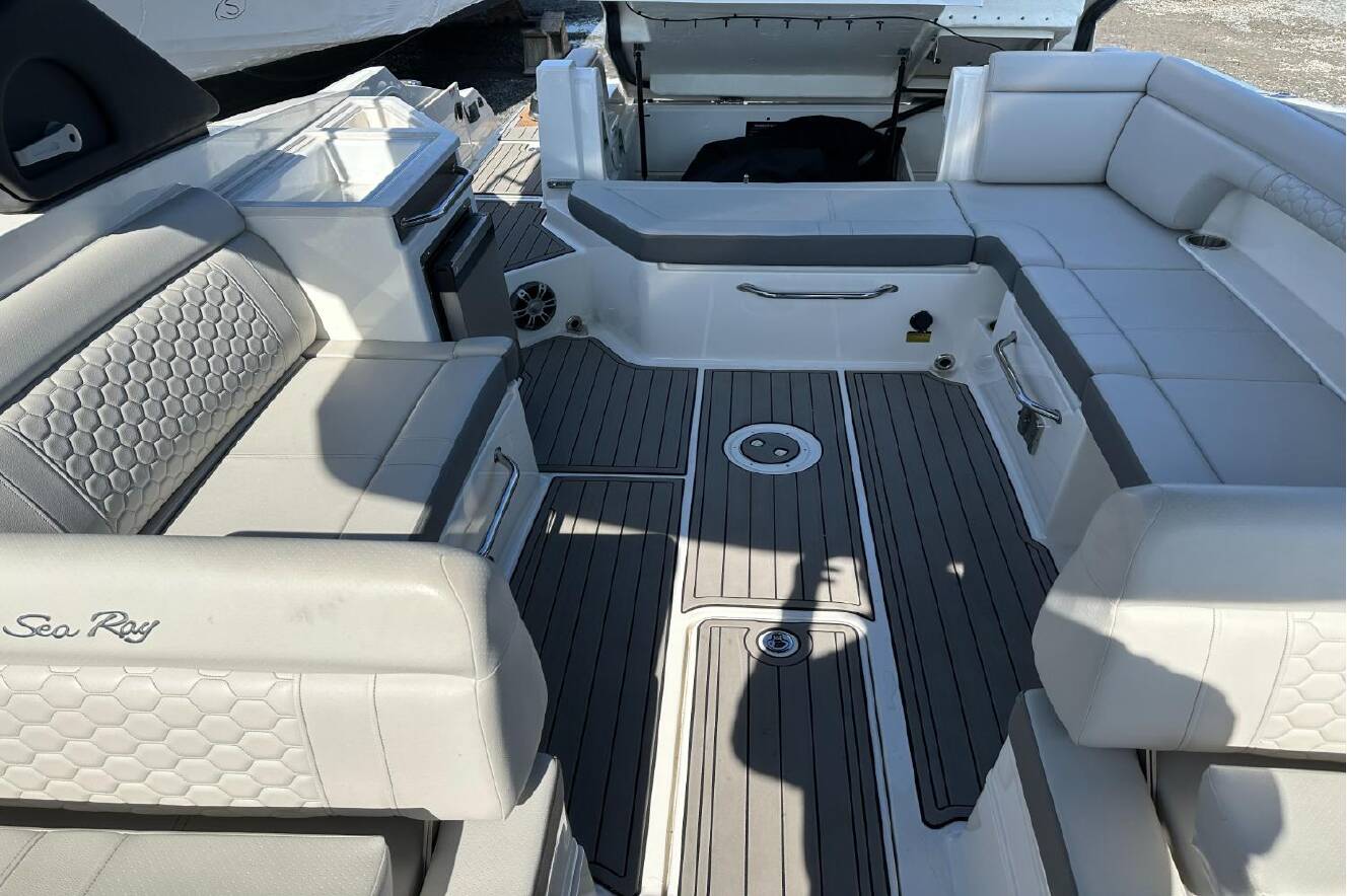 A photo of this 2023 Sea Ray SDX 290 Outboard