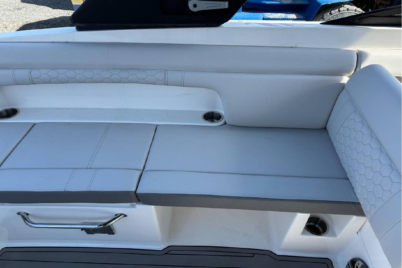 A photo of this 2023 Sea Ray SDX 290 Outboard