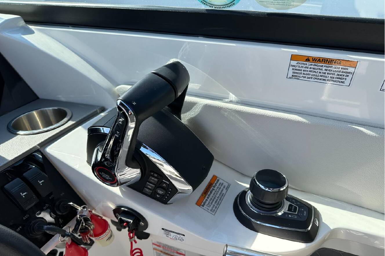 A photo of this 2023 Sea Ray SDX 290 Outboard