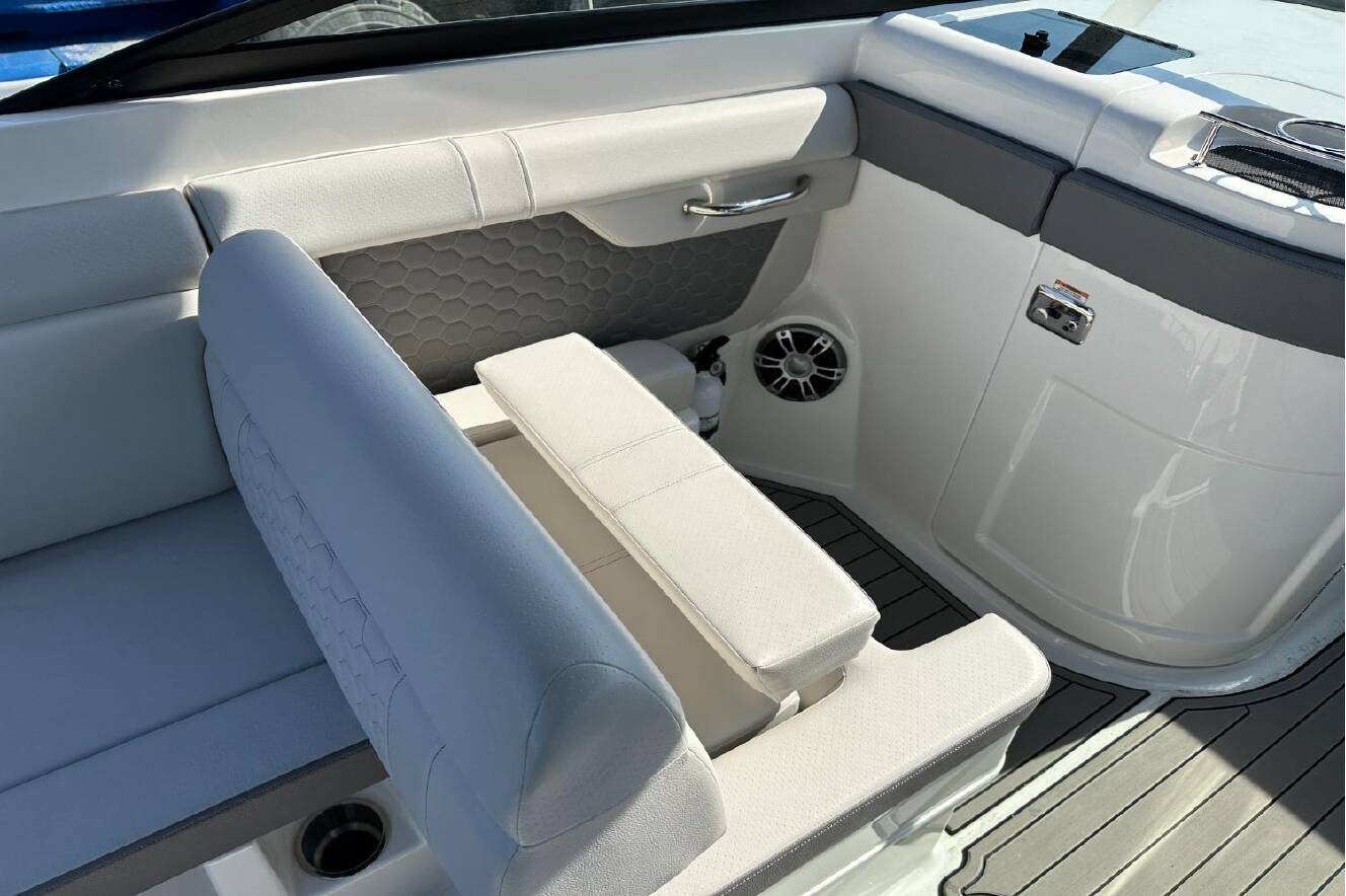 A photo of this 2023 Sea Ray SDX 290 Outboard