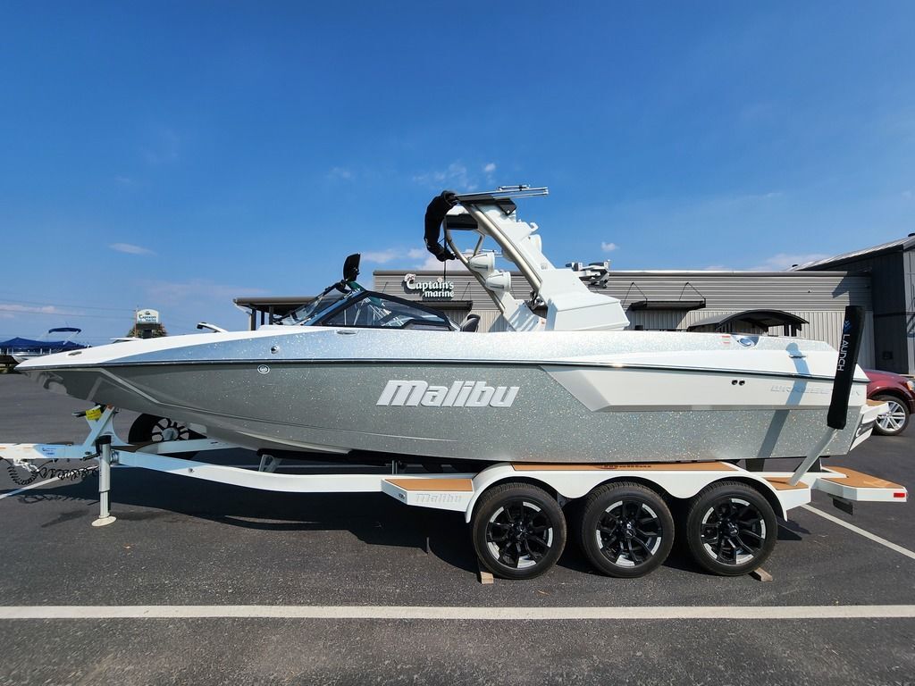 2020 Malibu Wakesetter 24 MXZ Ski and Wakeboard Boat boat
