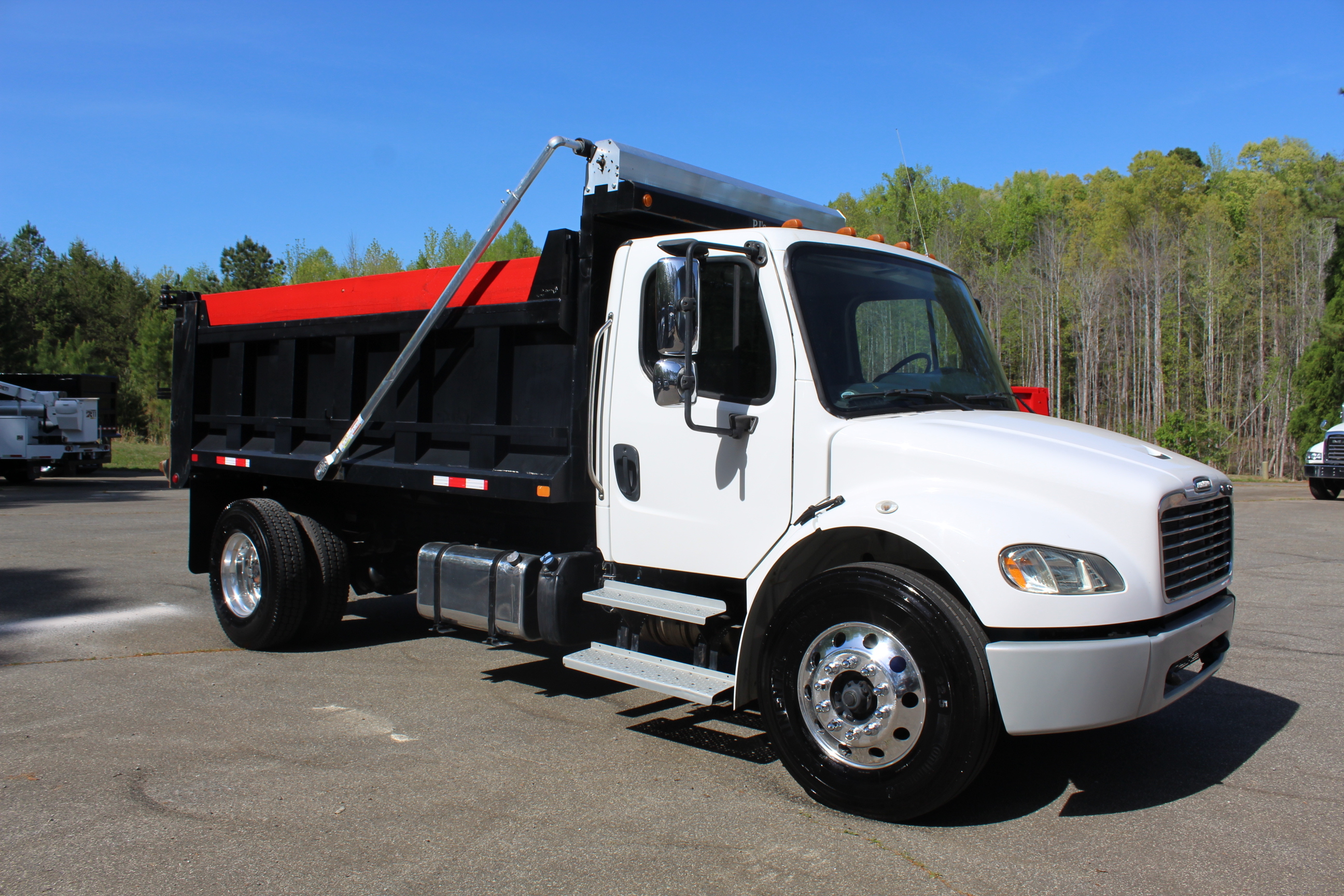 2023 FREIGHTLINER BUSINESS CLASS M2 106 in Mc Leansville, NC