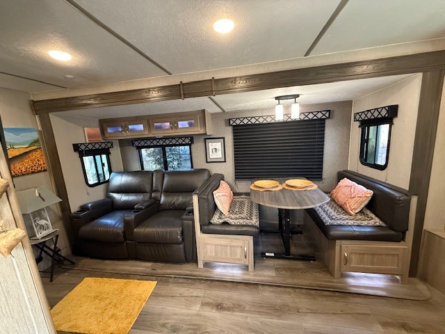 2021 Coachmen FREEDOM EXPRESS ULTRA LITE 259FKDS RV