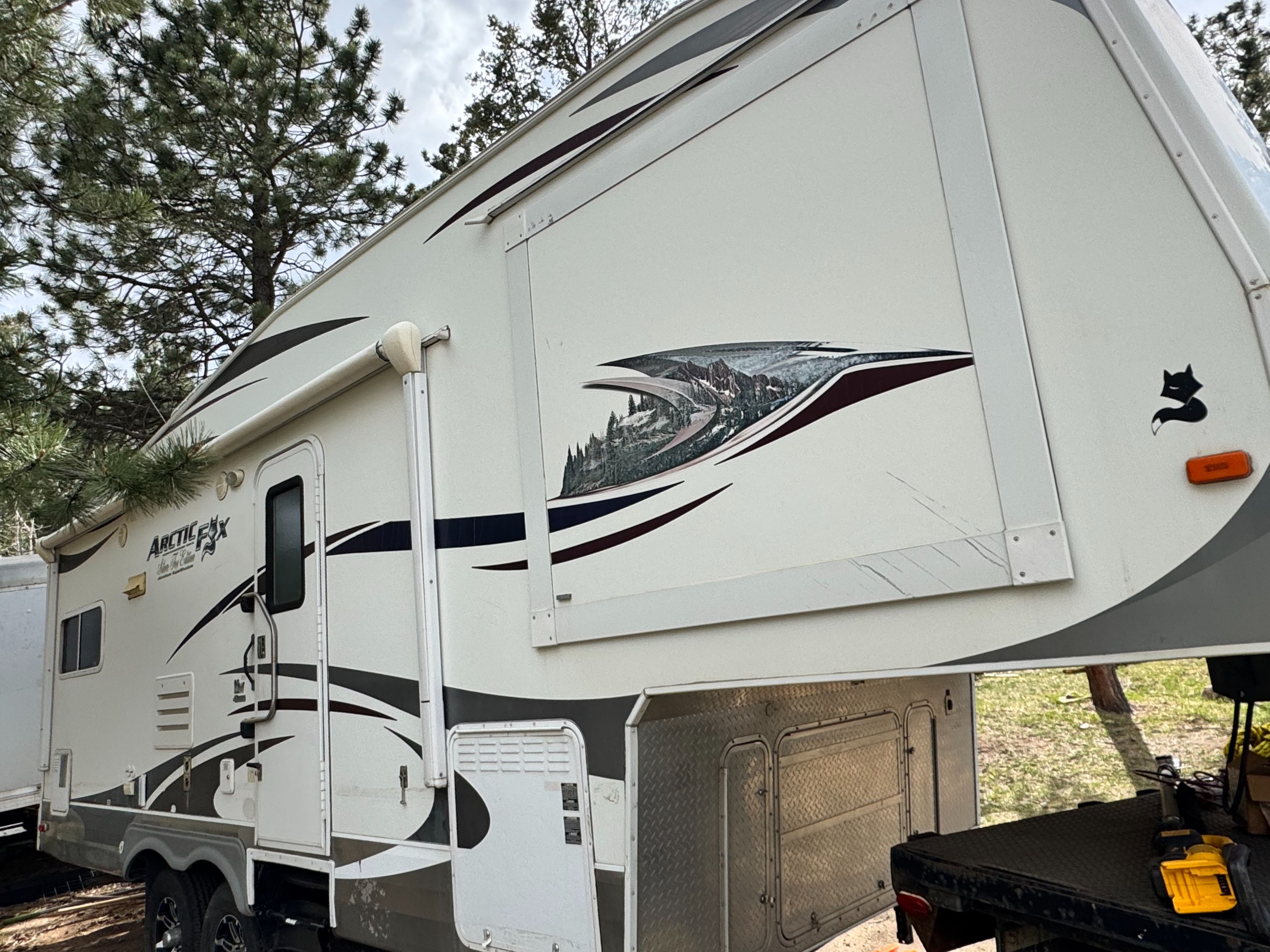 2012 Northwood Mfg ARCTIC SILVER FOX EDITION 27 5L in bailey CO