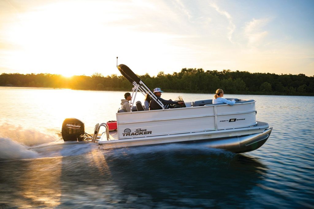 2026 Sun Tracker Party Barge® 16 DLX 22 RF XP3 in kalamazoo MI