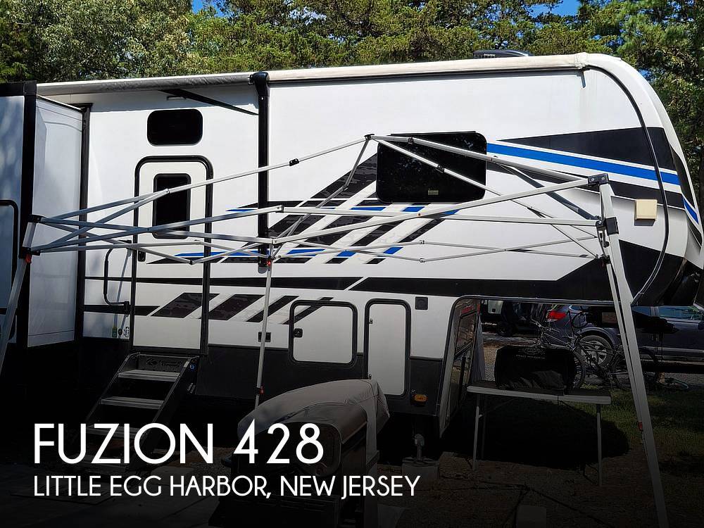 2022 Keystone Fuzion 428 Fifth Wheel Toy Hauler RV