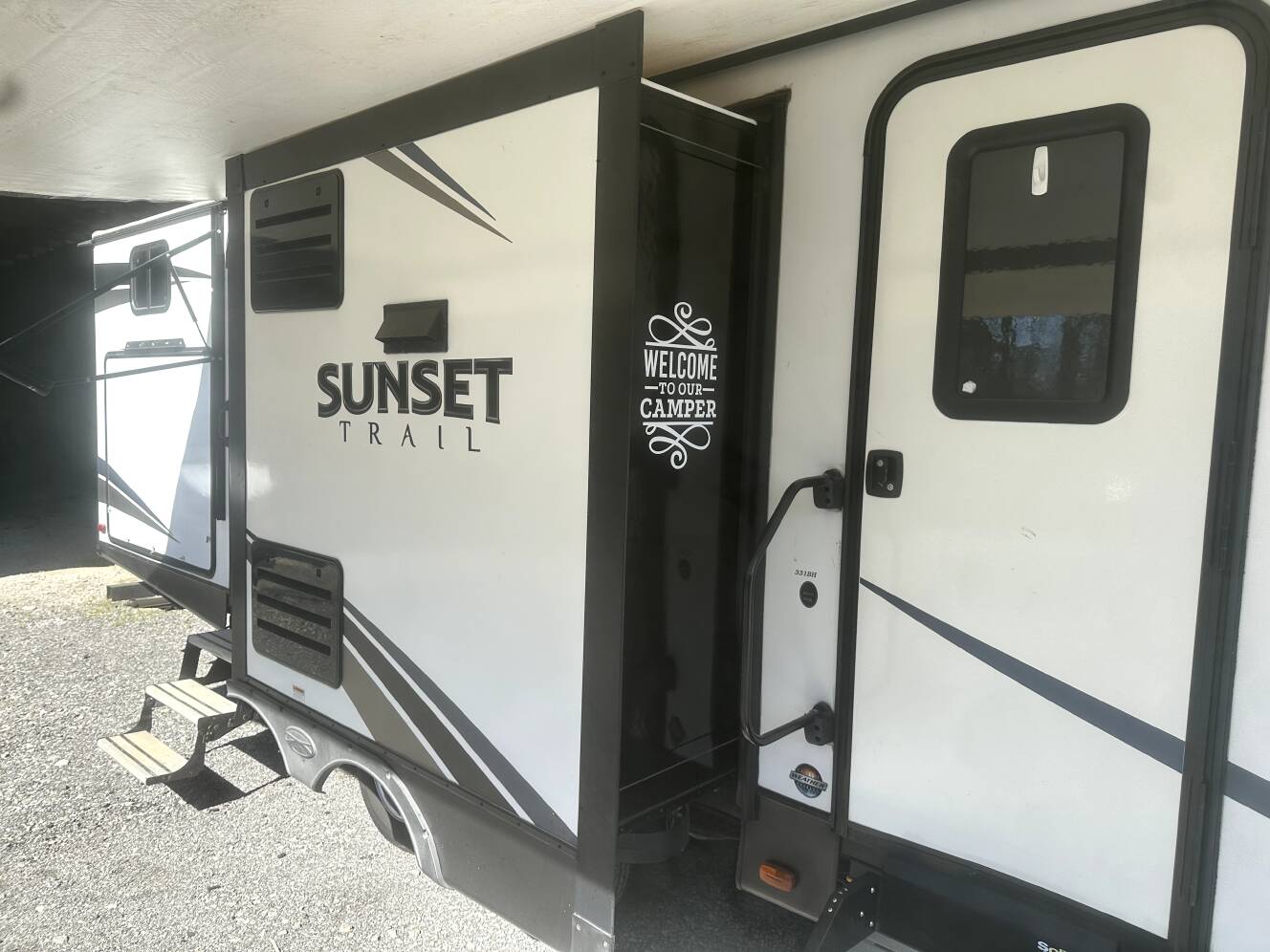 A photo of this 2018 Crossroads SUNSET TRAIL SUPER LITE SS331BH