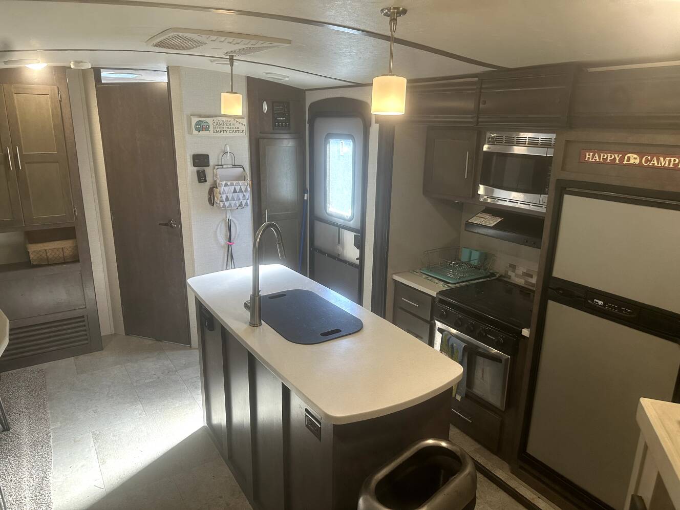 A photo of this 2018 Crossroads SUNSET TRAIL SUPER LITE SS331BH
