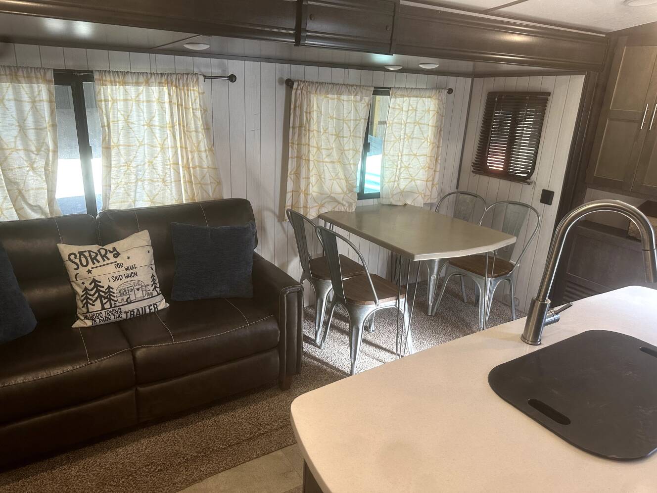 A photo of this 2018 Crossroads SUNSET TRAIL SUPER LITE SS331BH