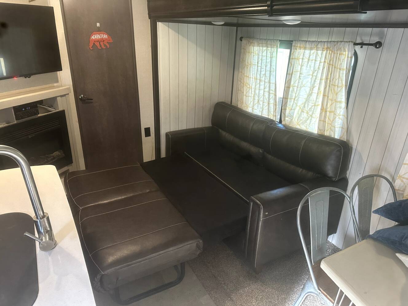 A photo of this 2018 Crossroads SUNSET TRAIL SUPER LITE SS331BH