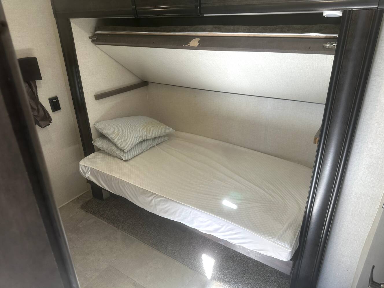 A photo of this 2018 Crossroads SUNSET TRAIL SUPER LITE SS331BH