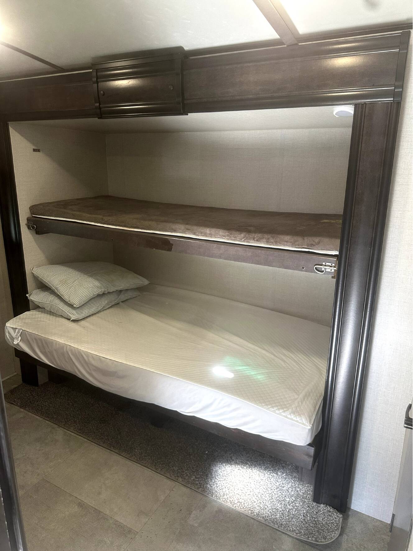 A photo of this 2018 Crossroads SUNSET TRAIL SUPER LITE SS331BH