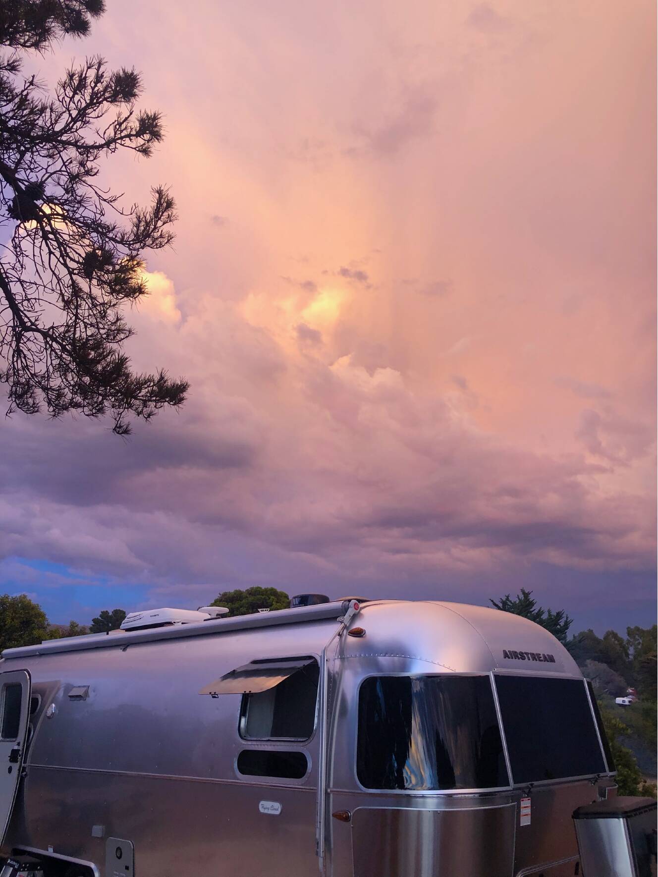 A photo of this 2021 Airstream FLYING CLOUD 27FB QUEEN