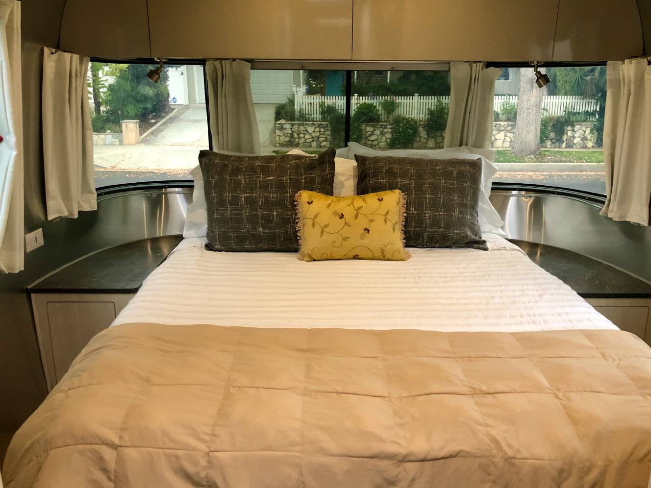 A photo of this 2021 Airstream FLYING CLOUD 27FB QUEEN