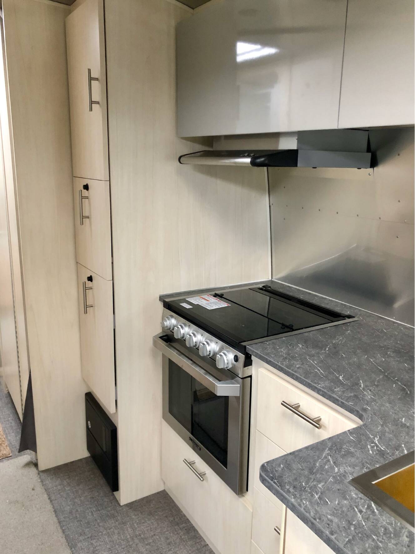 A photo of this 2021 Airstream FLYING CLOUD 27FB QUEEN