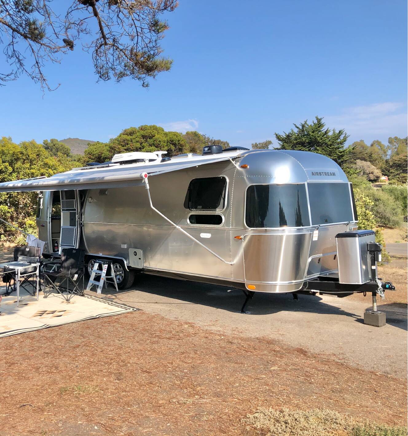A photo of this 2021 Airstream FLYING CLOUD 27FB QUEEN