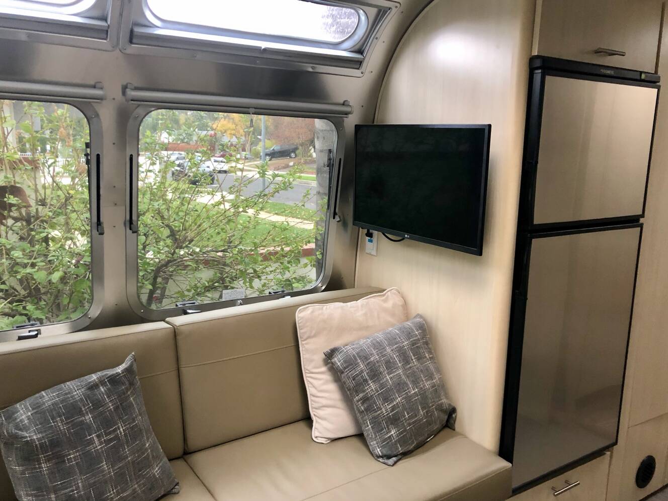 A photo of this 2021 Airstream FLYING CLOUD 27FB QUEEN