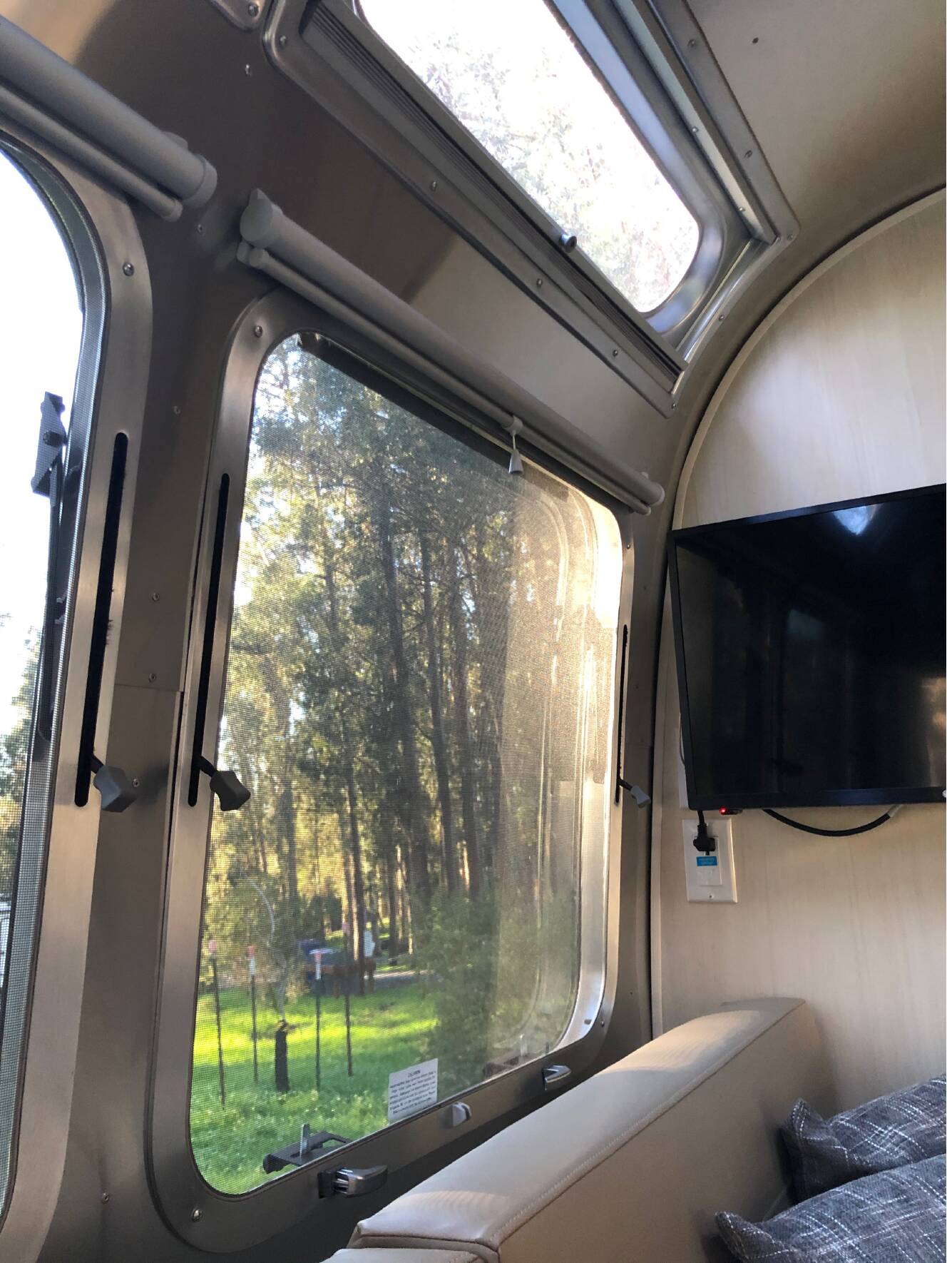A photo of this 2021 Airstream FLYING CLOUD 27FB QUEEN