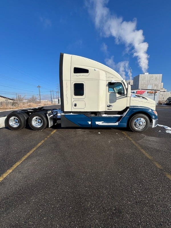 2023 KENWORTH T680 in Leawood, KS