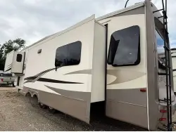 2016 FOREST RIVER CEDAR CREEK HATHAWAY 36CKTS