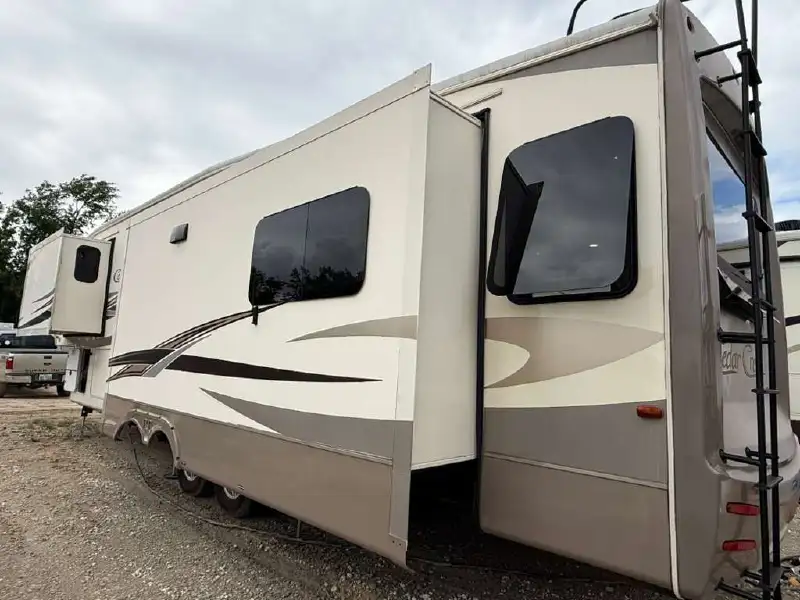 2016 FOREST RIVER CEDAR CREEK HATHAWAY 36CKTS