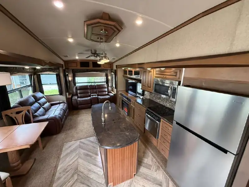 2016 FOREST RIVER CEDAR CREEK HATHAWAY 36CKTS