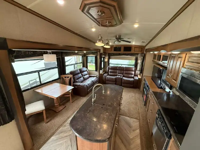 2016 FOREST RIVER CEDAR CREEK HATHAWAY 36CKTS