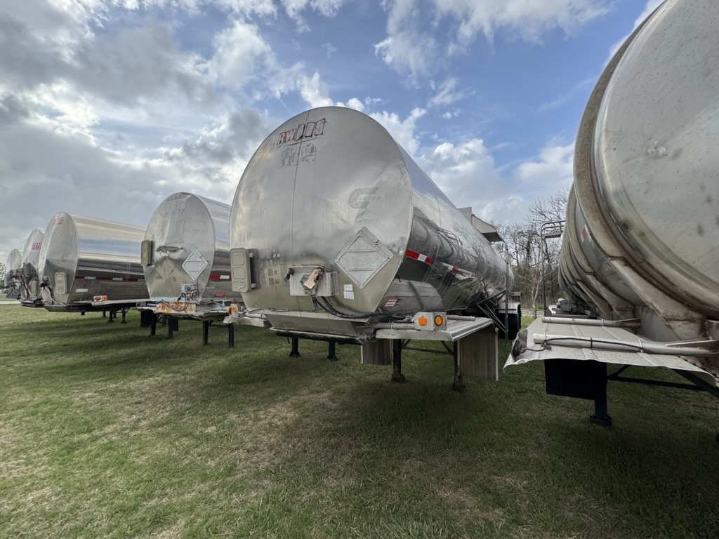 1986 FRUEHAUF 7000 GAL. MC307 316SS insulated chemical tanker in Channelview, TX