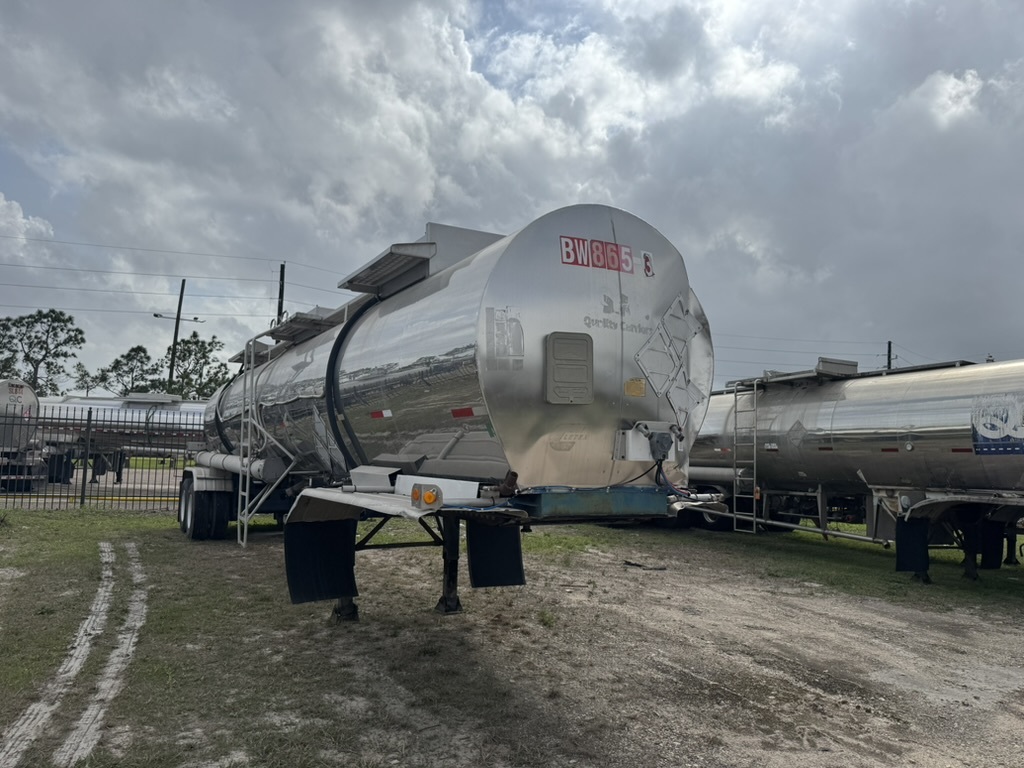 1986 FRUEHAUF 6250 GAL. MC307 SS316 insulated chemical tanker in Florence, TX