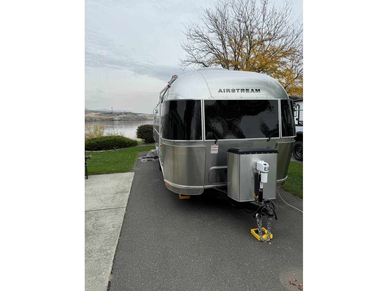 A photo of this 2024 Airstream FLYING CLOUD 27FB QUEEN
